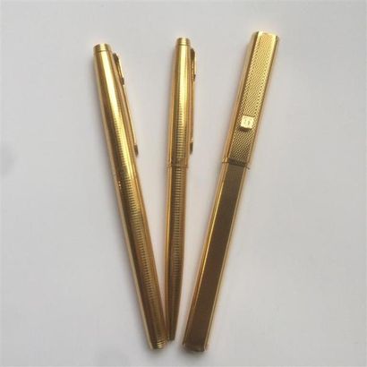 null Lot de stylos comprenant :
-un stylo plume Parker, en alliage d'or 585 millièmes,...
