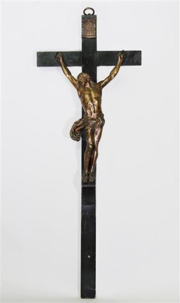 null Crucifix en bois teinté noir, le Christ en bronze patiné, représenté la bouche...