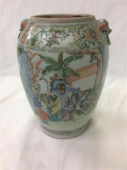 null Vase en porcelaine à décor de personnages polychromes.
Chine, style Kangxi.
H....