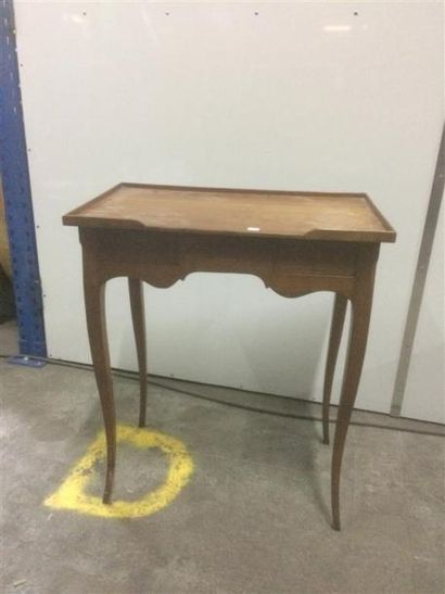 null Petite table cabaret en bois naturel ouvrant par deux tiroirs en ceinture et...