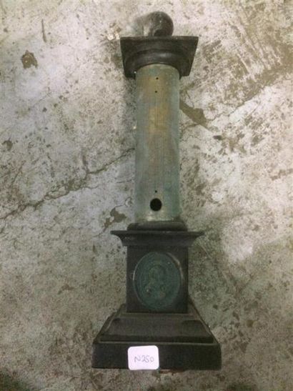 Thermomètre à décor d'une colonne gravée...
