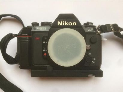 Un appareil photo de marque NIKON Modèle...