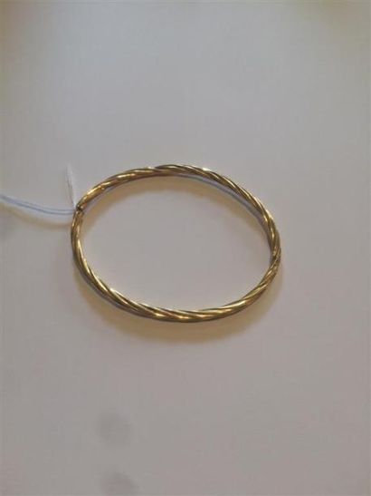 Un bracelet torsadé creux en or jaune 750...