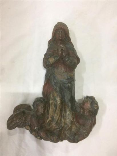 Vierge soutenue par deux anges en bois sculpté...