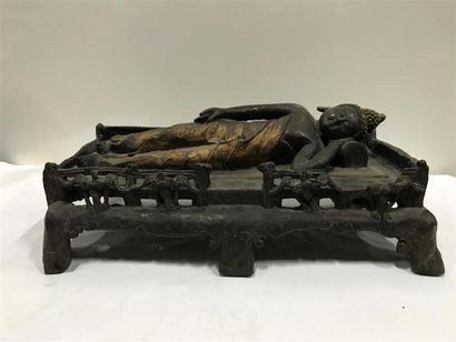 null CHINE, début XX siècle : 
Bouddha allongé en bronze patiné et doré à décor gravé...