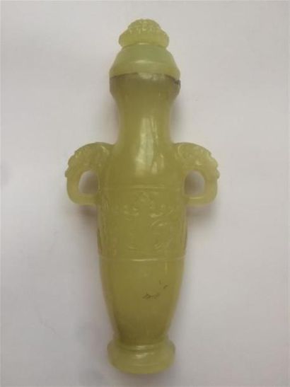 null Petit vase couvert en jadéite ou jade, anses zoomorphe d'éléphant.
H. : 16,5...