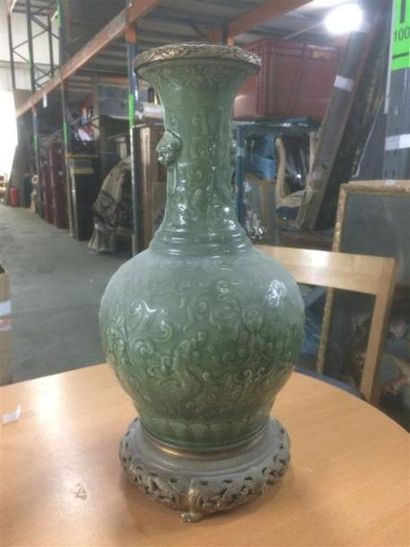 null CHINE, fin XIX siècle :
Vase céladon, monture Napoléon III, en métal doré. 
H....