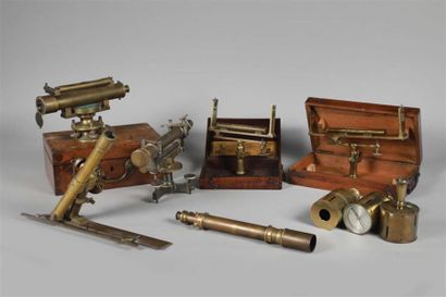 null 9 INSTRUMENTS D'ARPENTAGE. XIXe siècle.
Instruments réunis dans un grand coffre...