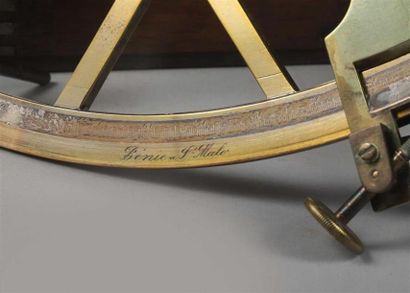 null 2 SEXTANTS. Fin XIXe - début XXe siècle.
- 1 petit sextant [20 × 25 cm] en laiton,...
