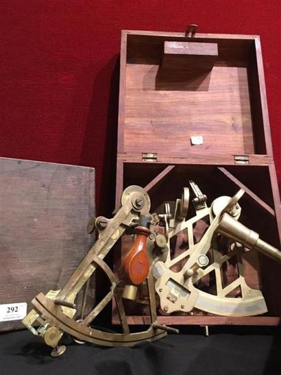null 2 SEXTANTS. Fin XIXe - début XXe siècle.
- 1 petit sextant [20 × 25 cm] en laiton,...
