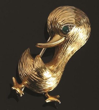 null O J PERRIN. 
Broche canard en or, l'oeil en chrysoprase cabochon. 
Poids brut...