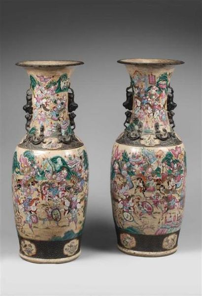 null CHINE (Nankin).
Paire d'importants vase en en porcelaine à décor polychrome...