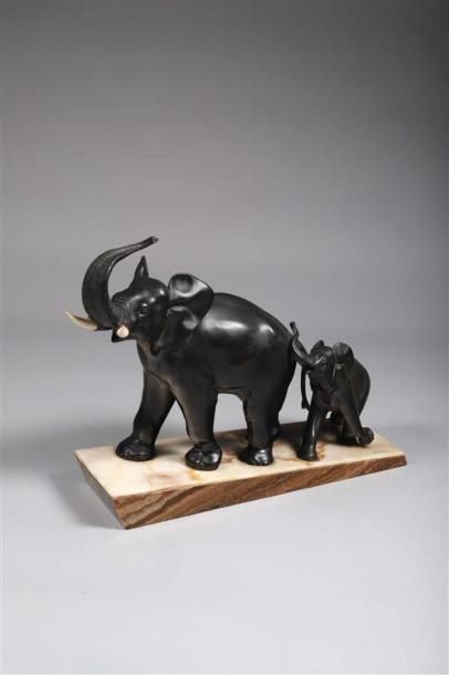 null Irénée ROCHARD (1906-1984).
Éléphante et éléphanteau.
Régule à patine brune...
