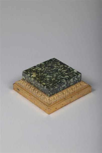 null ERRATA DEUX COINS FRACTURES///Socle carré en marbre vert, la monture en bronze...