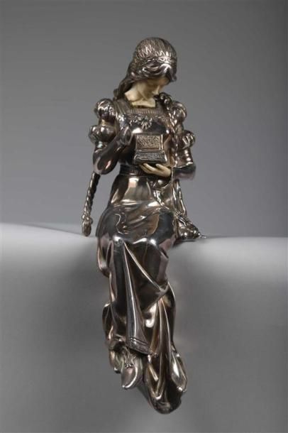 null Pandora.
Épreuve chryséléphantine en bronze argenté.
Époque XIXe siècle.
Probable...