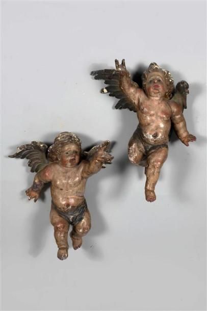 null Deux angelots en bois sculpté et repeint polychrome.
Époque XVIIIe siècle.
(Manques...