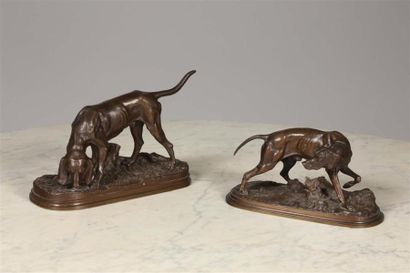 null D'après Pierre-Jules MENE (1810-1879). 
Chien braque à sa gamelle. 
Bronze à...