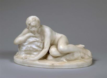 null Egidio POZZI.
Jeune femme allongée sur un rocher.
Sculpture en marbre blanc,...