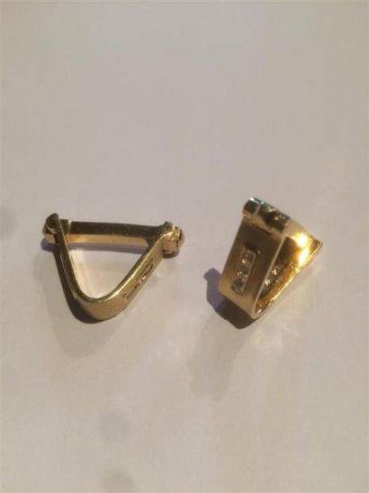 null Paire de boutons de manchettes étriers en or jaune sertis de diamants sur rail....