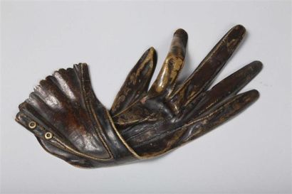 null [Surréalisme]. [BRETON (André)].
Gant de femme reproduit dans Nadja, circa 1900.
Sculpture...