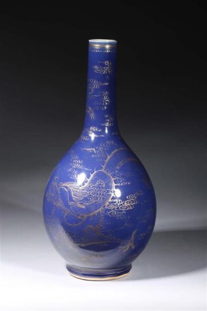 null CHINE.
Vase bouteille en porcelaine à décor or sur fond en camaïeu bleu d'un...