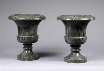 null Paire de vases Médicis en marbre vert.
Travail moderne.
H. : 44 cm.
Diam. :...