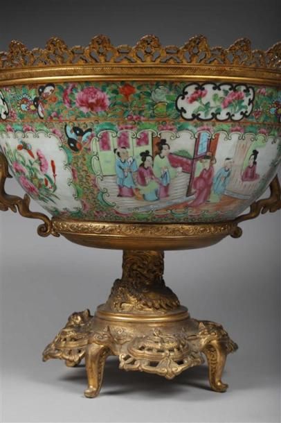 null CHINE (Canton).
Grande coupe en porcelaine à décor polychrome et or de scènes...