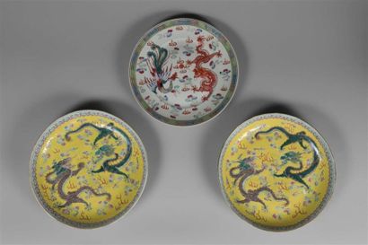 null CHINE.
Une paire de plats ronds à décor polychrome sur fond jaune de deux dragons...