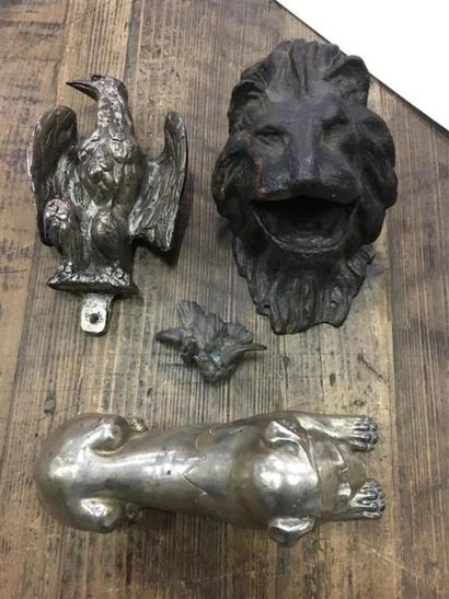 null Quatre statuettes d'animaux en bronze patiné et argenté comprenant mufle de...