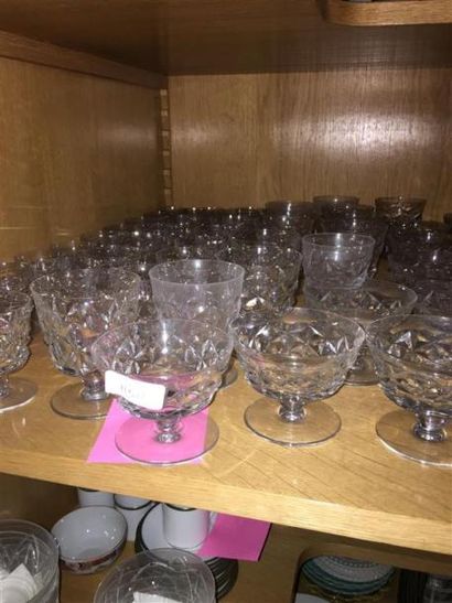 null BACCARAT.
Ensemble de 53 verres, coupes à champagne, verres à vin rouge et vin...