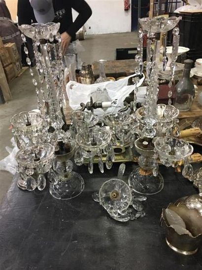 null Paire de porte girandole en verre taillé moulé et facetté à 4 bras de lumière.
H....