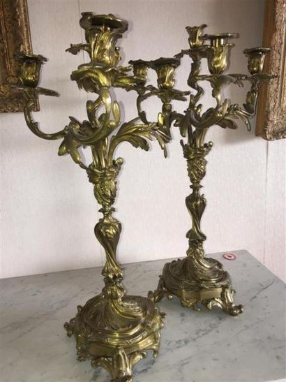 null Paire de chandeliers en bronze verni à 4 bras de lumière de style Louis XV.
H....