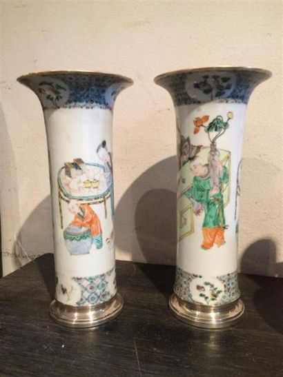 null CHINE (Canton).
Paire de vases cornets en porcelaine à décor polychrome aux...
