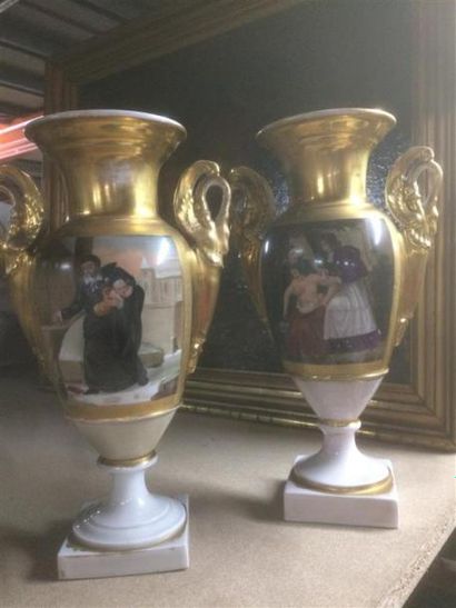 null Deux vase en porcelaine de paris doré à décor de scènes en réserve de la vie...