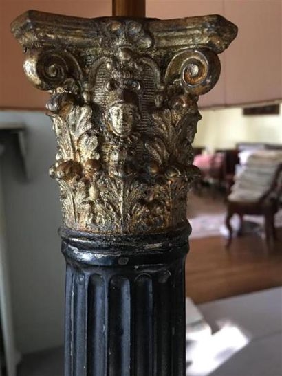 null Lampe Carcel en tôle peinte et dorée à décor d'une colonne cannelée surmontée...