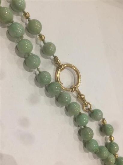 null Collier de boules de composition verte, fermoir en or. Poids brut : 80 g.