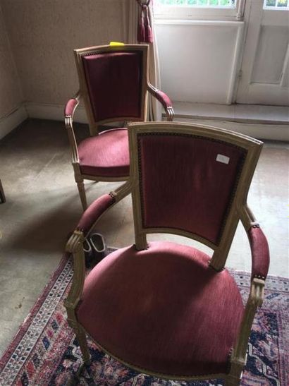 null Paire de fauteuils cabriolet en bois mouluré de style Louis XVI.