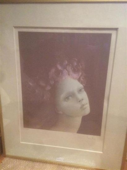 null Leonor FINI (1907-1996). 
Femme au bandeau de violettes.
Lithographie en couleurs,...