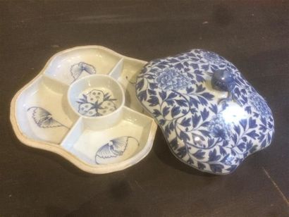 null CHINE.
Boîte couverte à compartiments en porcelaine à décor en camaïeu bleu...