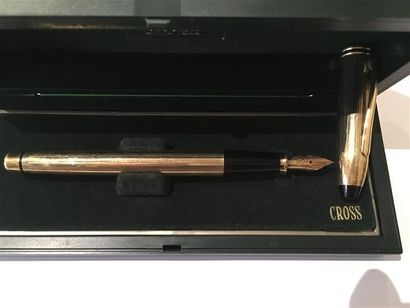 null CROSS 
Stylo plume Townsend. Tout plaqué or. Plume or 18 carats extra-fine,...