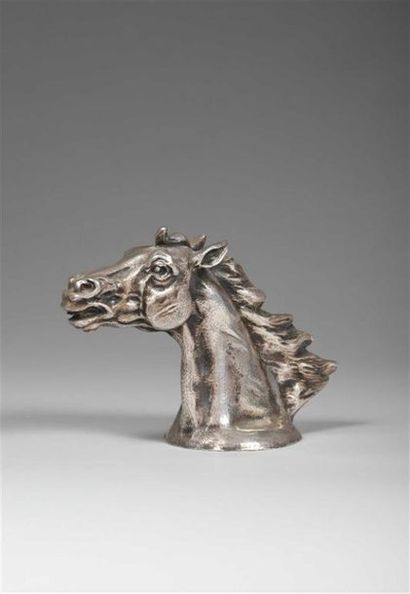 null Gaston d'ILLIERS (1876-1932).
Tête de cheval (bouchon de radiateur).
Bronze...