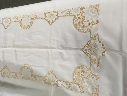 null Service de table, nappe et douze serviettes, broderies et dentelle, vers 1930,...