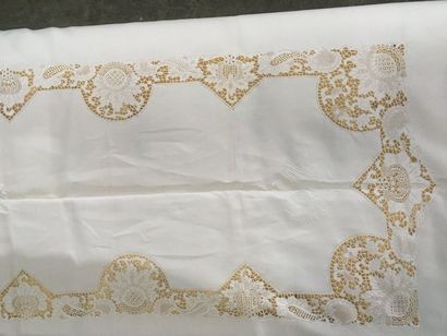 null Service de table, nappe et douze serviettes, broderies et dentelle, vers 1930,...