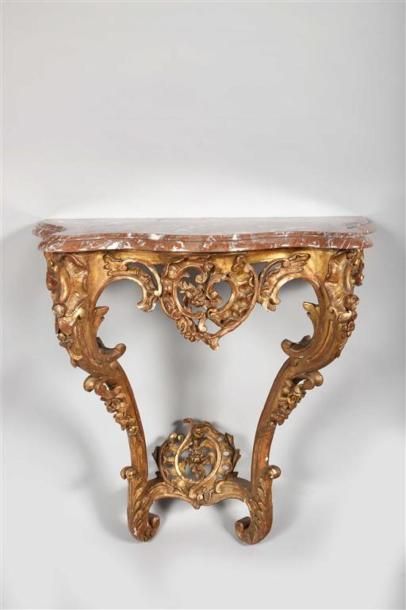 null Petite console de forme chantournée en bois sculpté et doré à décor ajouré d'une...