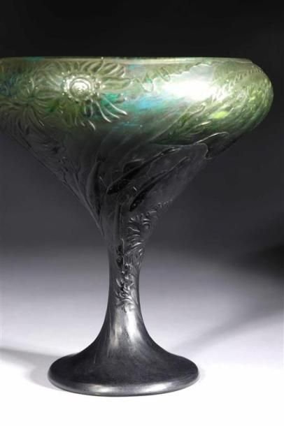  ÉMILE GALLÉ (1846-1904). Coupe calice sur piédouche en verre multicouche à décor...