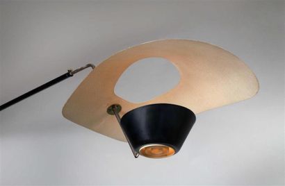 null PIERRE GUARICHE (1926-1958).
Applique orientable et réglable modèle " G25 "...