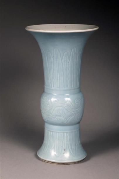  CHINE. Vase de forme Gu en porcelaine à décor en camaïeu clair de lune, de chilongs,...