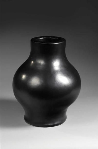 null GEORGES JOUVE (1910-1964).
Important vase en céramique émaillée noire à panse...