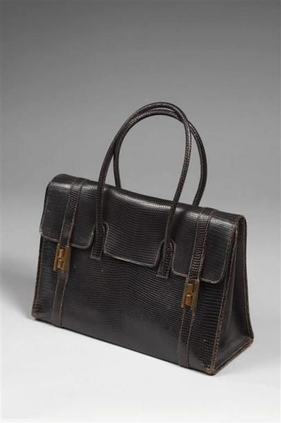  HERMÈS Paris. Sac modèle Drag. Box brun, garniture métal plaqué or. Dim : 32 cm...