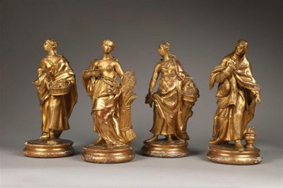  Suite de quatre sculptures en bois redoré représentant les allégories des quatres...